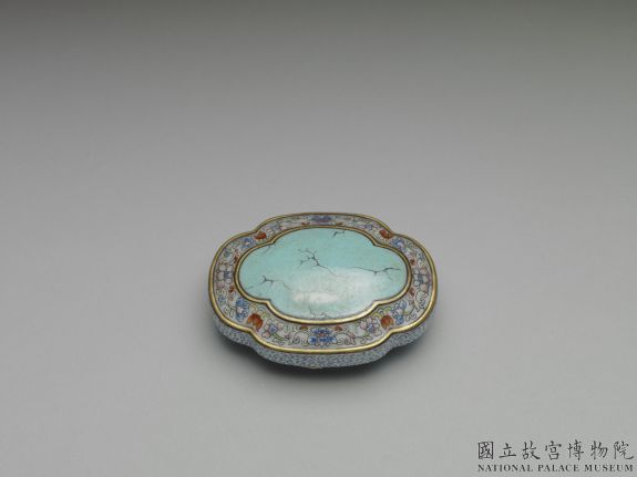 Belt plaque decorated with fencai enamels in turquoise colour and gold tracing, Qing dynasty (1644-1911)